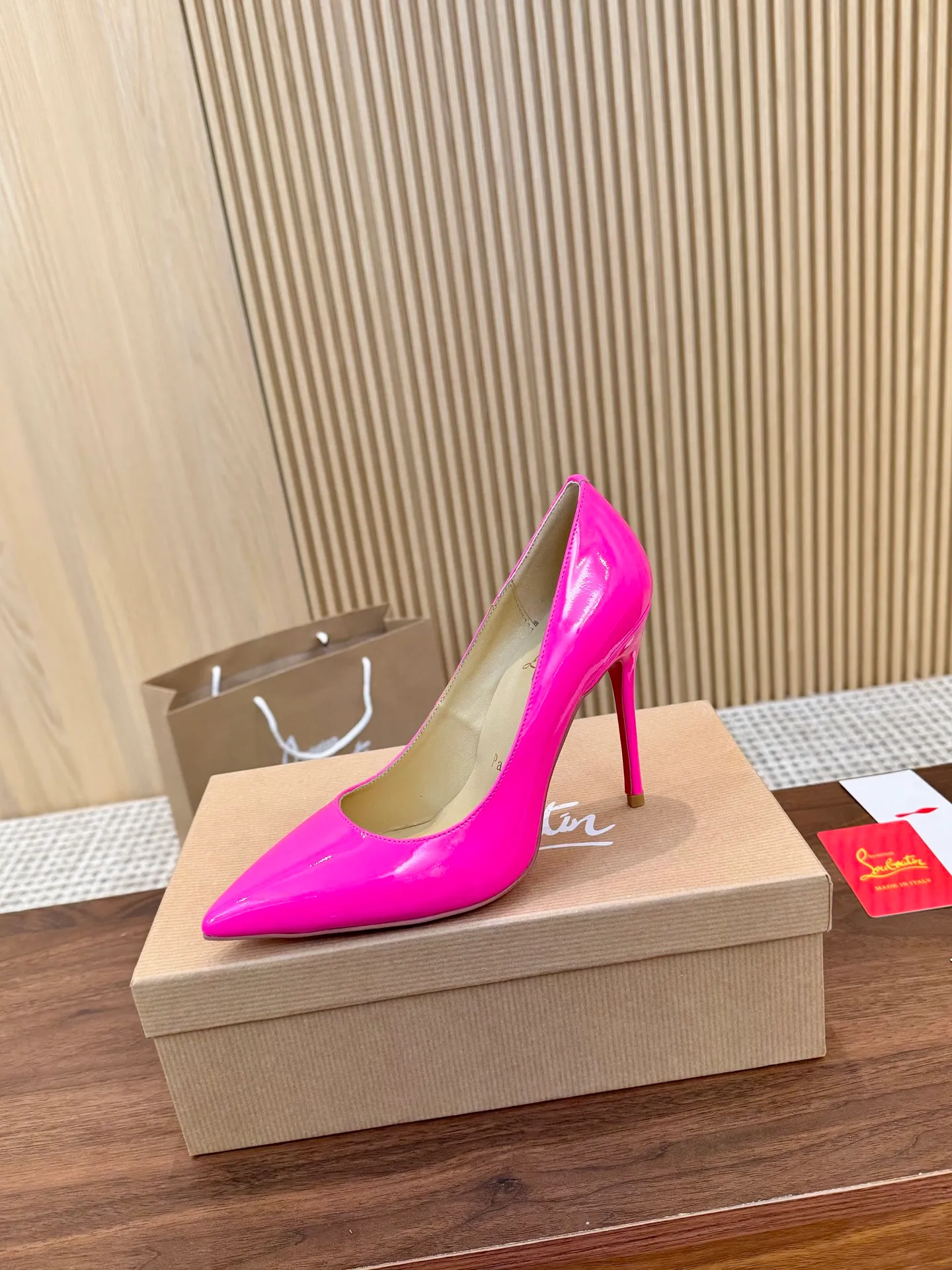 👟👟Ex-factory price 440👟👟 Genuine leather sole +40 Year-round shipment💝Christian Louboutin CL👠 Classic "💎Cow Patent Leather💎 Series" noble and luxurious, real blingbling👟👟 Real materials, all customized by the pattern maker, and the materials are made of original customized materials to achieve the taste of the original 6 color options💍 Upper: Imported 👉cow patent leather💪 Lining: Sheepskin foot pad/lining Size: 34-40.41.42 Heel height: 10.5cm and 8.5cm two options Leather sole Rubber sole